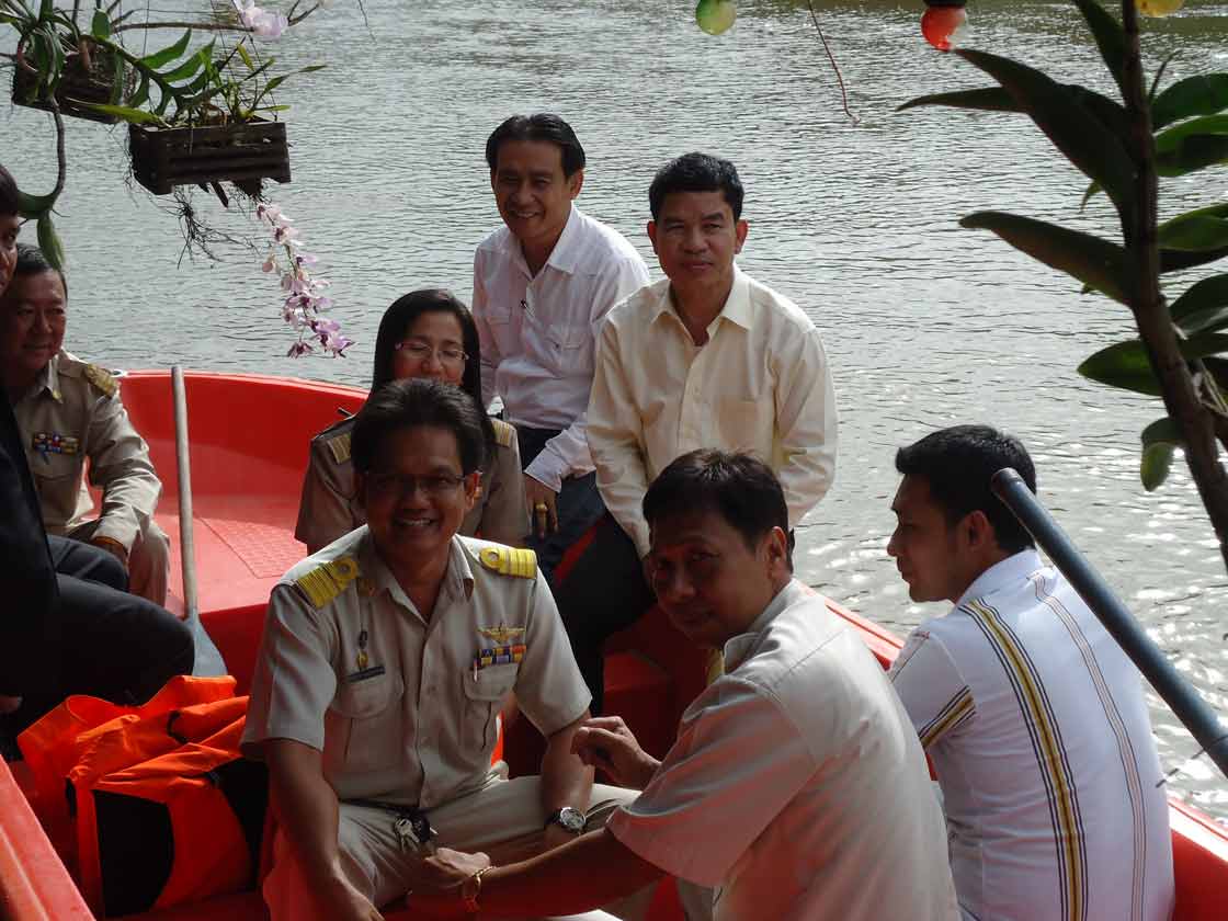 นายมนตรี เพชรขุ้มพร้อมด้วยข้าราชสำรวจตลิ่ง