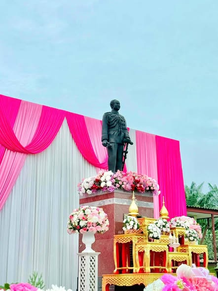 วันพฤหัสบดีที่ 23 ตุลาคม 2568 
เทศบาลตำบลย่านดินแดง ร่วมพิธีวางพวงมาลาเพื่อน้อมรำลึกในพระมหากรุณาธิคุณ เนื่องในวันคล้ายวันสวรรคต พระบาทสมเด็จพระจุลจอมเกล้าเจ้าอยู่หัว 23 ตุลาคม 2568