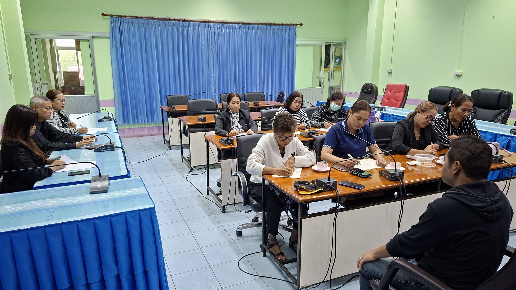 ประชุมหารือเตรียมความพร้อม เข้ากราบถวายบังคมพระบรมศพ
นายสานิตย์ รังสิมันตุชาติ นายกเทศมนตรีตำบลย่านดินแดง มอบหมาย นายสุริเยศ พันธุ รองนายกเทศมนตรีตำบลย่านดินแดง ข้าราชการ และชุมชน ประชุมหารือเตรียมความพร้อมในการเข้ากราบถวายบังคมพระบรมศพ สมเด็จพระนางเจ้าสิริกิติ์ พระบรมราชินีนาถ พระบรมราชชนนีพันปีหลวง ณ พระที่นั่งดุสิตมหาปราสาท ในพระบรมมหาราชวัง
เพื่อน้อมสำนึกในพระมหากรุณาธิคุณอันหาที่สุดมิได้ 
ณ สำนักงานเทศบาลตำบลย่านดินแดง