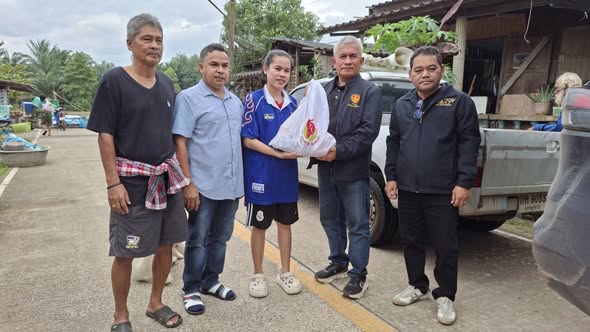 สส. ลงพื้นที่มอบถุงยังชีพแก่ผู้ได้รับผลกระทบน้ำล้นตลิ่ง
ดร.ปรเมษฐ์ จินา สมาชิกสภาผู้แทนราษฎร เขต5 จังหวัดสุราษฎร์ธานี ร่วมกับ นายสานิตย์ รังสิมันตุชาติ นายกเทศมนตรีตำบลย่านดินแดง และ รองนายกเทศมนตรี ลงพื้นที่ชุมชนบ้านหัวท่า เพื่อมอบถุงยังชีพและสิ่งของจำเป็นให้กับพี่น้องที่ได้รับผลกระทบจากน้ำล้นตลิ่ง พร้อมรับฟังปัญหา และเร่งประสานหน่วยงานที่เกี่ยวข้องเพื่อบรรเทาความเดือดร้อนอย่างเร่งด่วน