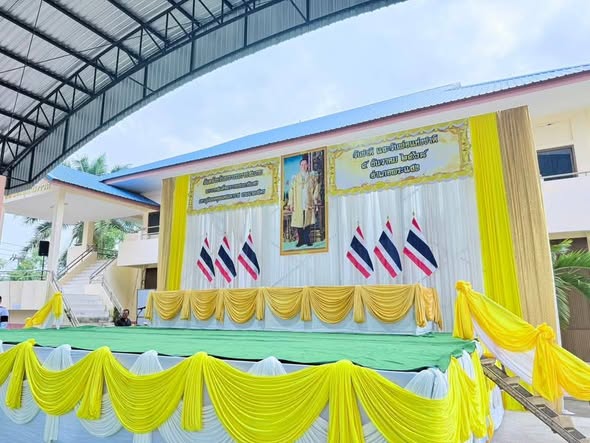 นายสานิตย์ รังสิมันตุชาติ นายกเทศมนตรีพร้อมด้วย สมาชิกสภาเทศบาลตำบลย่านดินแดง และพนักงาน ร่วมพิธี วางพานพุ่มถวายราชสักการะ เนื่องในวันคล้ายวันพระบรมราชสมภพ
พระบาทสมเด็จพระบรมชนกาธิเบศร มหาภูมิพลอดุลยเดชมหาราช บรมนาถบพิตร
วันชาติ และวันพ่อแห่งชาติ ๕ ธันวาคม ๒๕๖๘
ณ หน้าหอประชุมวิภาวดี อำเภอพระแสง จังหวัดสุราษฎร์ธานี
ร่วมแสดงความจงรักภักดีและน้อมรำลึกในพระมหากรุณาธิคุณ
